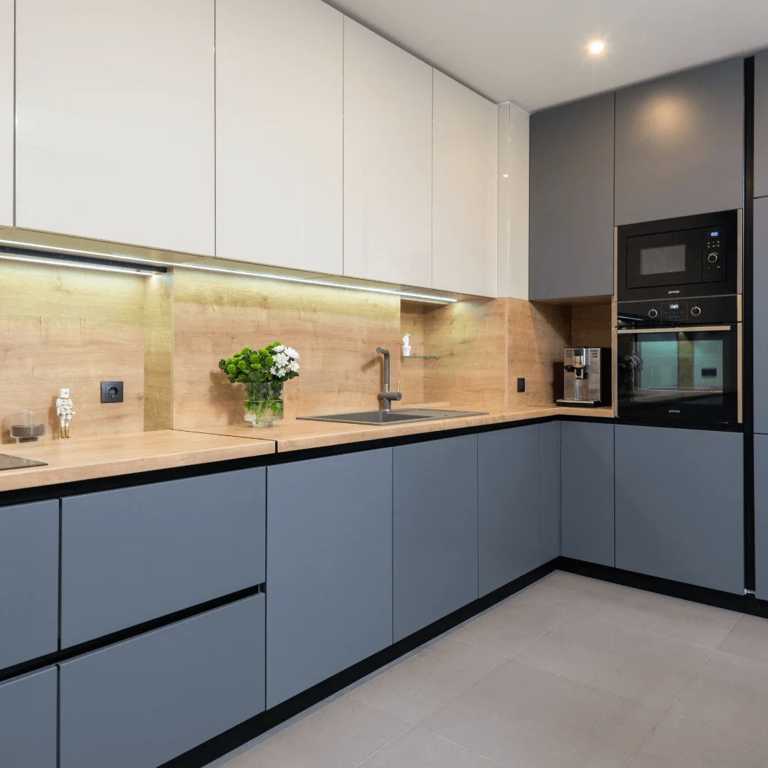 Modern L-shaped kitchen in grey and cream marble.